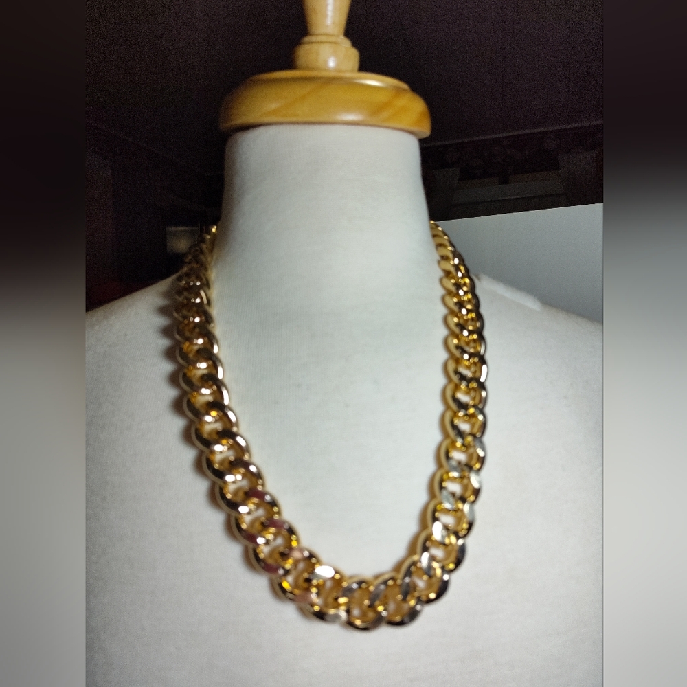 Elegant Gold Chain Necklace Nwot